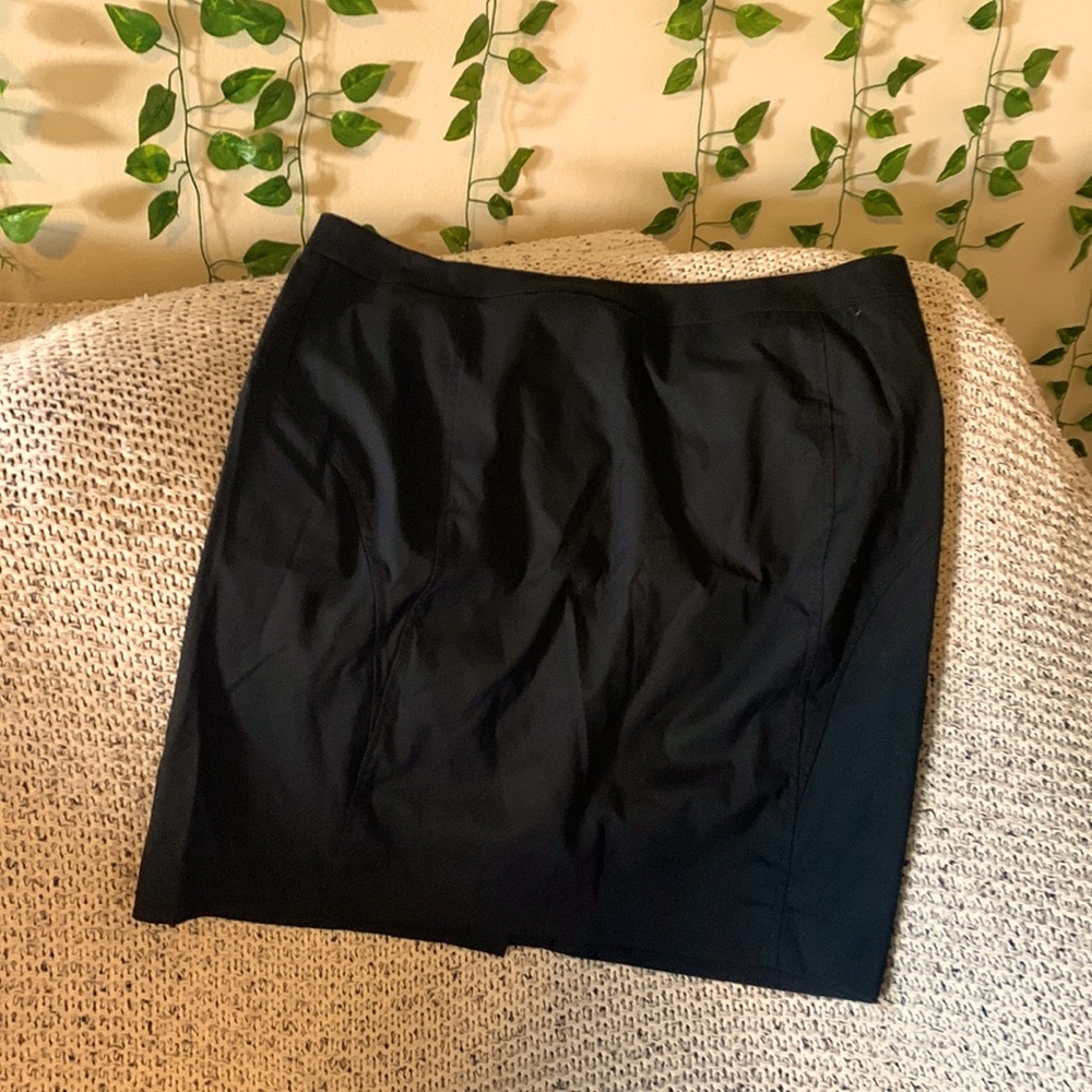 New York & company stretch black pencil skirt. Size 14